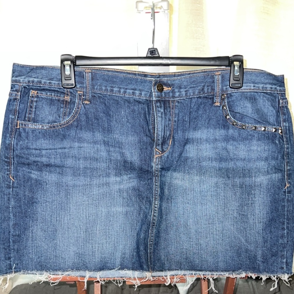 New without tags. Blue old navy jean skirt